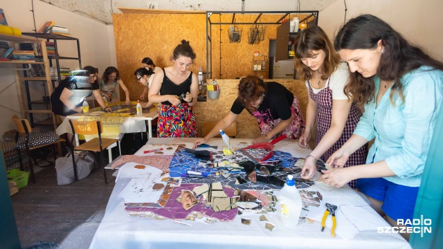 Z fragmentów luster i kolorowych kafli powstanie mozaika z okazji 80-lecia polskiego Szczecina. W punkcie sąsiedzkim U Krysi przy ul. Bałuki 17 praca wre.