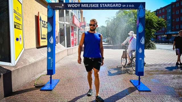 Kurtyny i słupki wodne stanęły w Stargardzie. W ten sposób miasto pomaga mieszkańcom lepiej znieść wysokie temperatury.