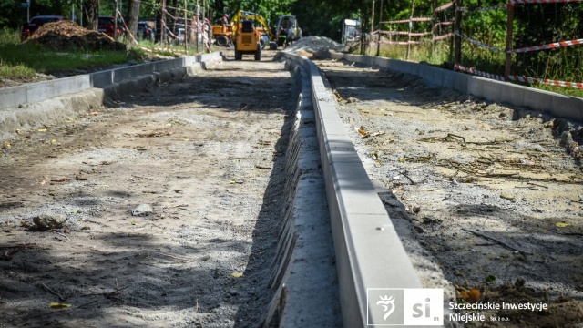 Ścieżka pieszo-rowerowa na ul. Bogumińskiej w Szczecinie nabiera kształtu.