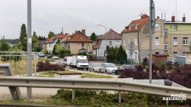 Hałas samochodowy przeszkadza mieszkańcom prawobrzeża Szczecina. Przed tygodniem rozmawialiśmy z mieszkańcami ul. Akwarelowej, przy której biegnie autostrada A6. Teraz słuchacz poinformował nas, że mieszkańcy ul. Gryfińskiej mierzą się z podobnym problemem.