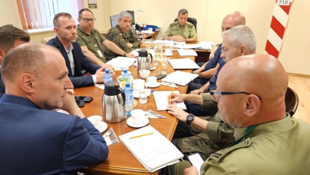 Kontrole na granicy będą selektywne i mają być jak najmniej uciążliwe dla podróżujących i mieszkańców przygranicznych miejscowości - zapewnia wojewoda zachodniopomorski Adam Rudawski.