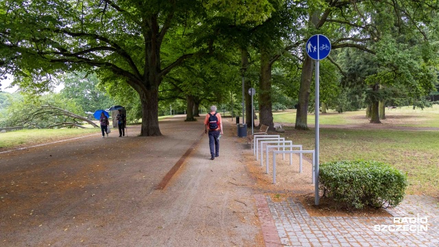 Piesi na ścieżce rowerowej, rowerzyści na alejce dla pieszych - czyli komunikacyjny chaos w Parku Kasprowicza w Szczecinie. Chodzi o świeżo wyremontowany odcinek między Pomnikiem Czynu Polaków a ulicą Zaleskiego.
