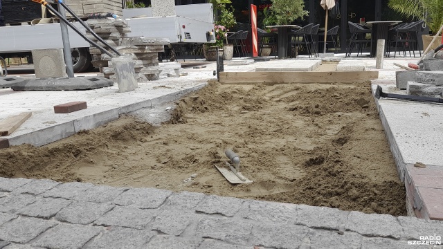 Długi upalny dzień dał się we znaki nie tylko ludziom. Przegrzewały się urządzenia, a nawet drogi. O jednej można powiedzieć, że temperatura ją poruszyła.