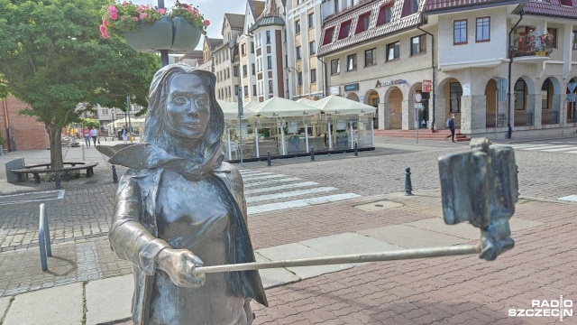 Kołobrzeska Turystka już na swoim miejscu - chodzi o popularną rzeźbę w tym nadmorskim mieście.