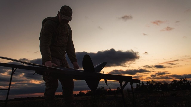 Rosja użyła ponad 500 dronów do nocnych ataków na Ukrainę. Wykorzystali też rakiety. Dużą część dronów i rakiet Rosjanie skierowali na Kijów. W ukraińskiej stolicy rannych zostało ponad 20 osób.