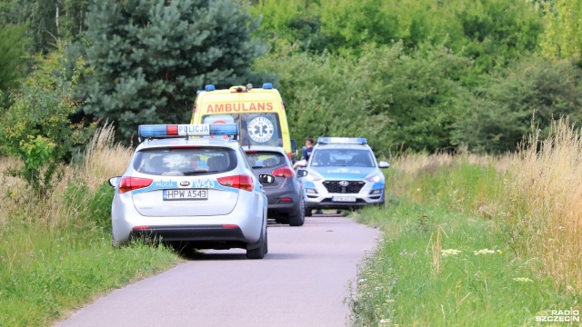 Obława w lesie pod Kołobrzegiem. Policja poszukiwała zbiega, który porzucił pojazd i rozpoczął ucieczkę.