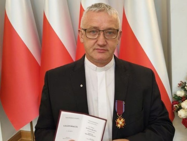 Ks. Tomasz Kancelarczyk ze Złotym Krzyżem Zasługi. Prezes szczecińskiej Fundacji Małych Stópek, decyzją prezydenta Andrzeja Dudy, otrzymał to odznaczenie w piątek w Warszawie.