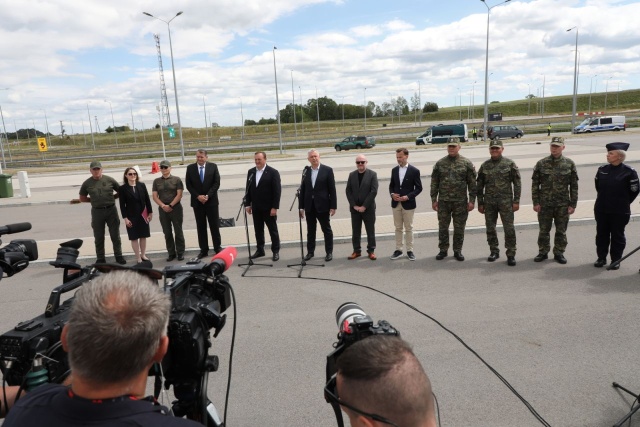 Kontrole pojazdów na granicy polsko-litewskiej nie będą powodowały blokowania przejść granicznych - deklaruje minister spraw wewnętrznych i administracji Tomasz Siemoniak.