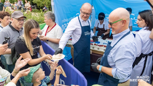Jest piękny, zielony i najlepszy w Polsce - tak przynajmniej twierdzą szczecinianie, którzy tłumnie przybyli świętować 80. urodziny miasta na Różankę. Trwa tam festyn rodzinny. Są koncerty, animacje dla dzieci, potańcówki ale największa atrakcją były dwa 80 kilogramowe owocowe torty.