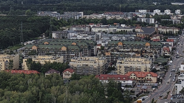 Prokuratora razem z policją rozpoczęły oględziny dotkniętego pożarem budynku w Ząbkach, poinformowała Prokuratura Okręgowa Warszawa-Praga.