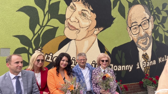 Świetlicy wiejskiej w Strumianach nadano imię Joanny i Jana Kulmów. Joanna Kulmowa poetka, prozaiczka, autorka utworów scenicznych oraz książek dla dzieci i młodzieży, reżyserka i Jan Kulma reżyser teatralny i telewizyjny, muzyk, filozof i pisarz mieszkali i tworzyli w Strumianach ponad 35 lat.