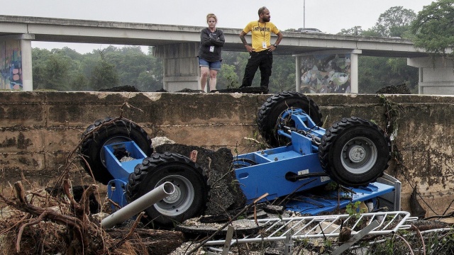 Co najmniej 27 osób, w tym dziewięcioro dzieci, zginęło z powodu powodzi w Teksasie. Służby wciąż poszukują około 25 dziewcząt z obozu w hrabstwie Kerr. Dziewczyny biwakowały przy brzegu lokalnej rzeki, która podniosła się o ponad 6 metrów w niecałe dwie godziny.