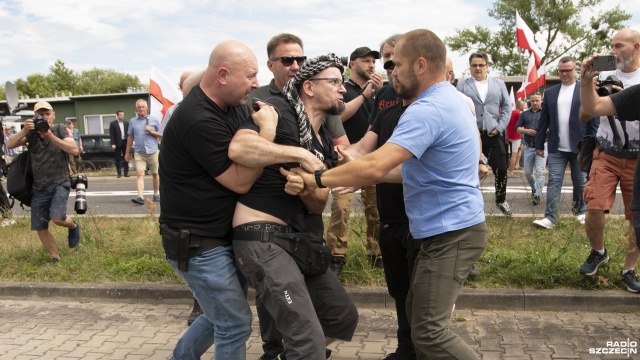 Szarpanina z udziałem aktywistów i sympatyków Prawa i Sprawiedliwości. Do zdarzenia doszło podczas spotkania z Jarosławem Kaczyńskim na przejściu granicznym w Rosówku. Policjanci zareagowali na zakłócenie porządku publicznego, interweniując wobec jednego z aktywistów - tłumaczy oficer prasowy Komendy Wojewódzkiej Policji w Szczecinie, starszy sierżant Agnieszka Kowalska.