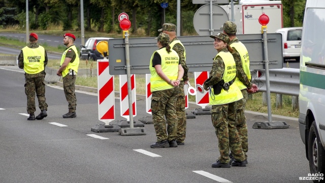 Cztery stałe punkty kontrolne na przejściach granicznych: w Lubieszynie, Kołbaskowie, Rosówku i Krajniku Dolnym zostały uruchomione o północy.