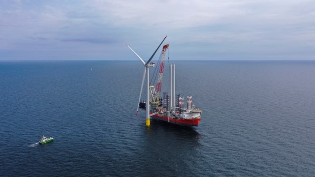 Pierwsza morska turbina wiatrowa stanęła na Bałtyku. Baltic Power potwierdził instalację pierwszego wiatraka o mocy 15 Megawatów.