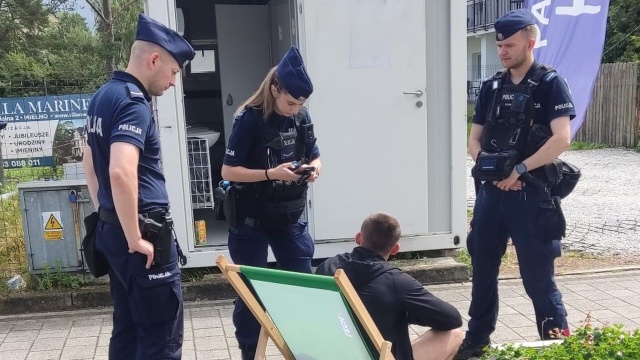 Policjanci czuwają nad bezpieczeństwem w nadmorskich miejscowościach. Funkcjonariusze obecni są na promenadach, w okolicach lokali gastronomicznych i przy plażach.
