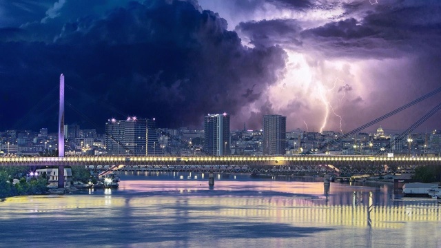 W Belgradzie osiem osób zostało rannych po gwałtownej burzy, do jakiej doszło po południu. Gwałtowne zjawiska pogodowe miały miejsce także w innych częściach Serbii.