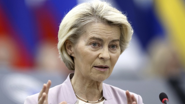 Przewodnicząca Komisji Europejskiej zapewniła, że ściśle współpracuje z USA, by osiągnąć porozumienie w sprawie ceł. Ursula von der Leyen mówiła o tym w Strasburgu podczas debaty na sesji Europarlamentu.