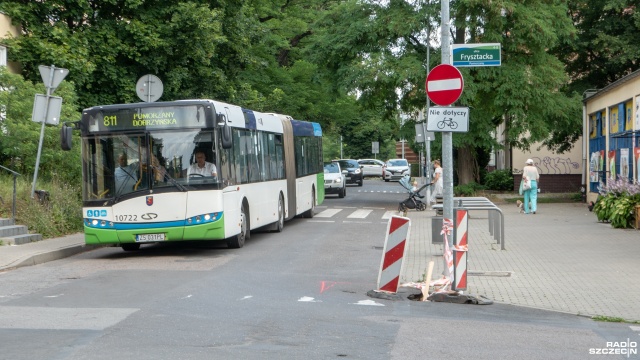 Ubytki na drodze i zapadnięte studzienki. Ulica Frysztacka w Szczecinie z jednej strony łączy mieszkańców Pomorzan z resztą miasta, z drugiej - domaga się naprawy.