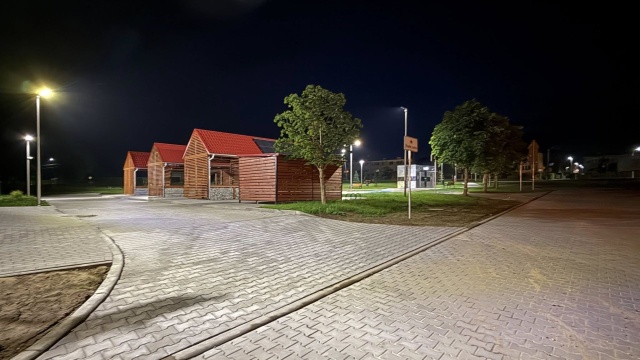 Nowoczesne targowisko i rekreacyjny skwer powstały w centrum Grzmiącej w powiecie szczecineckim. W sobotę - otwarcie rynku.