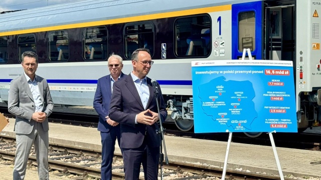 PKP Intercity odebrało pierwszych osiem wagonów zmodernizowanych w zakładach Pesy w Mińsku Maz. za środki z KPO - poinformował w poniedziałek minister infrastruktury Dariusz Klimczak.