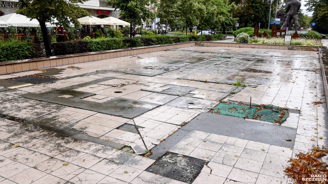 Teraz stoją puste i są miejscem na suche liście, puste butelki i śmieci. Mowa o szczecińskich wodotryskach w alei Fontann.