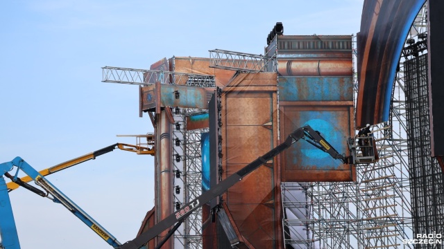 Potężna scena stanęła w kołobrzeskim Podczelu. Już w tym tygodniu startuje pierwszy z dużych festiwali muzycznych.