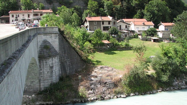 Dokładnie 18 lat temu przy francuskiej miejscowości Grenoble doszło do katastrofy polskiego autokaru, w którym zginęło 26 osób. Pojazd przewoził pielgrzymów wracających z Sanktuarium Matki Boskiej w La Salette.