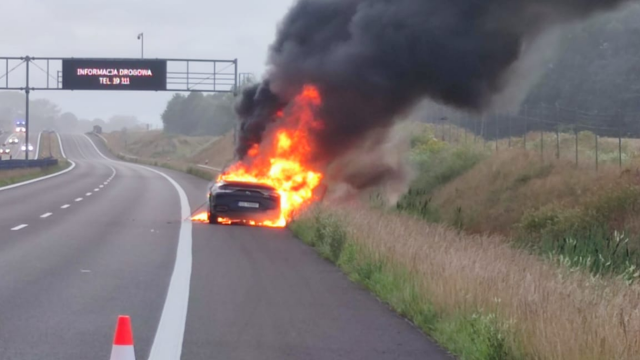 Pożar samochodu osobowego na trasie S6 na wysokości miejscowości Borkowice w kierunku Szczecina.