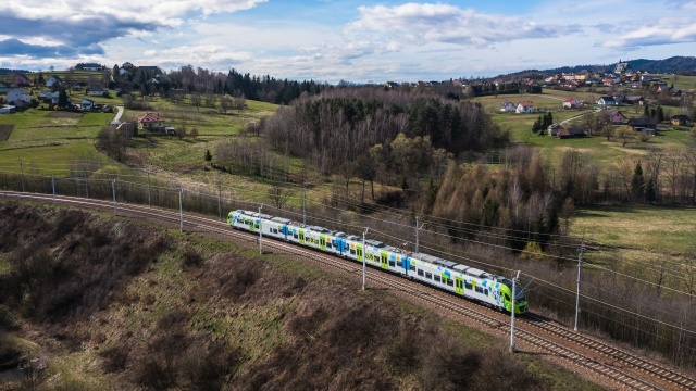 Jeszcze w tym roku na trasę wyjedzie kolejny - ósmy - elektryczny zespół trakcyjny. Zakup pociągów był możliwy dzięki dofinansowaniu z KPO w wysokości blisko 180 milionów złotych.
