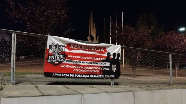 Baner zachęcający do dołączenia do nieformalnych patroli obywatelskich zawisł na płocie Centrum Dialogu Przełomy. Muzeum nie zostało poinformowane, ani poproszone o wyrażenie zgody na taką reklamę.