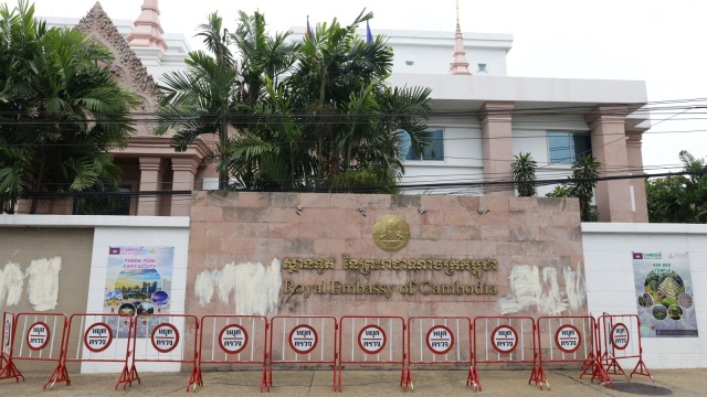 Co najmniej 12 osób zginęło, w tym dziecko, a kilkanaście zostało rannych w wyniku wymiany ognia, którą od rana prowadzą Tajlandia i Kambodża.