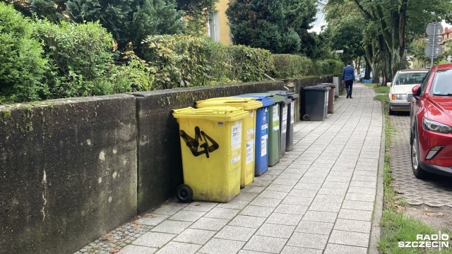 Stały tam przez 60 lat i nikomu nie przeszkadzały - teraz muszą zniknąć w ciągu 14 dni. Chodzi o pojemniki na odpady przy ulicy Poniatowskiego w Szczecinie.