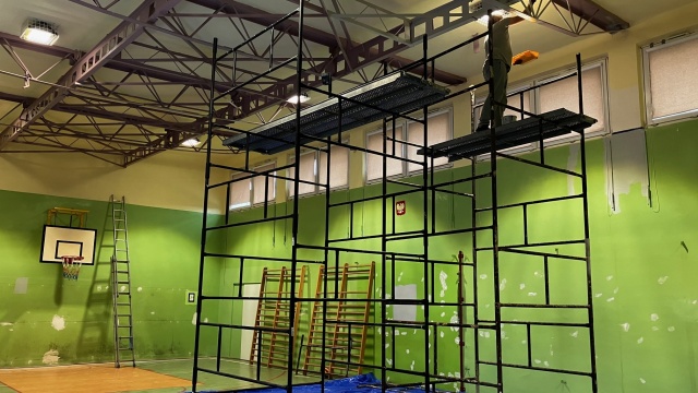 Wakacje trwają w najlepsze, ale szkoły nie są puste. Dzieje się w nich całkiem sporo, przede wszystkim są to przygotowania do nowego roku szkolnego. Zajrzeliśmy do świnoujskich placówek, by sprawdzić, jak wyglądają porządki po 10 latach eksploatowania budynków.