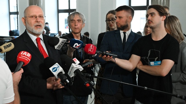 Sejm opowiedział się w piątek za pociągnięciem do odpowiedzialności konstytucyjnej przed Trybunałem Stanu przewodniczącego Krajowej Rady Radiofonii i Telewizji Macieja Świrskiego. Uchwała powoduje, że Świrski zostaje zawieszony w czynnościach.