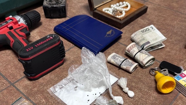 Dozór za włamanie, kradzież i narkotyki. Śledczy z Darłowa zatrzymali 25- i 39-latka.