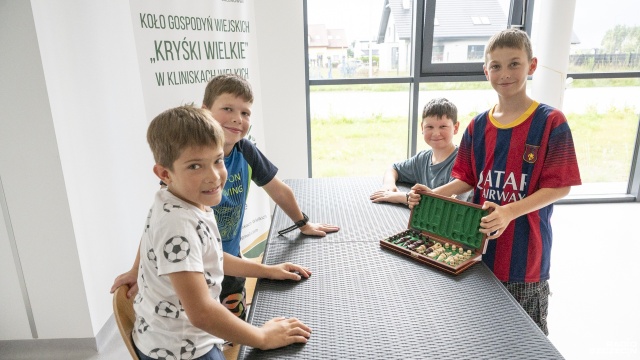 Ping-pong, szachy, planszówki - dzieci w Kliniskach Wielkich (powiat Goleniów) grają w gry, żeby oderwać się od telefonu.