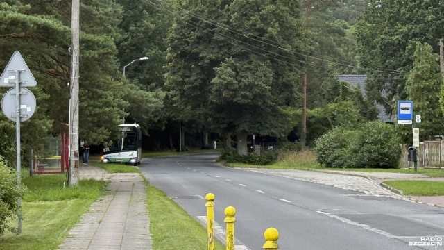 Wiata jest jedna, przystanki są dwa, ale nie stoi na żadnym z nich. To codzienność mieszkańców ulicy Topolowej, na granicy Szczecina i Starego Czarnowa. Wiata z ławką stoi pomiędzy przystankami, kilkanaście metrów od jednego i drugiego.