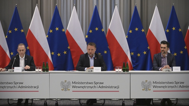 Polskie granice są bezpieczne - oświadczył minister spraw wewnętrznych i administracji Marcin Kierwiński. Podczas odprawy ze służbami podkreślił, że szczelność granic sięga 98 procent dzięki zaangażowaniu wszystkich funkcjonariuszy.