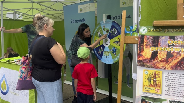 Łamigłówki, quizy czy eksperymenty fizyczne. Na trwającym w Szczecinie Jarmarku Jakubowym oprócz stoisk z lokalnymi wyrobami odwiedzić można Ekostrefę.