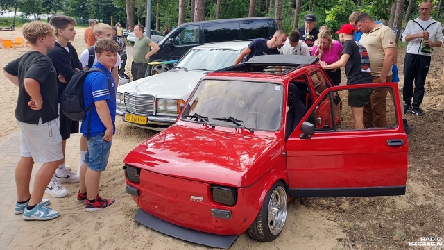 Dobre roczniki, porządna karoseria i warkot silników, jakiego dziś nie usłyszymy. W Zabierzewie nad jeziorem Przybiernowskim trwa zlot starych i tuningowanych samochodów.