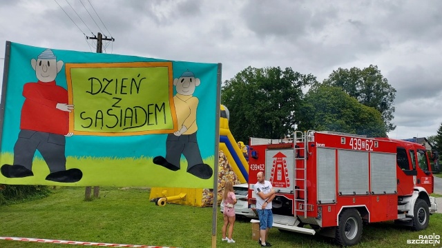 Jak dobrze mieć sąsiada, wiedzą mieszkańcy Łoźnicy w gminie Przybiernów, którzy świętują Dzień z Sąsiadem.