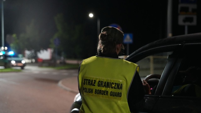 Ostatniej doby na granicy polsko-niemieckiej skontrolowano prawie 12 tys. osób oraz ponad 5 tys. środków transportu - poinformowała w niedzielę Komenda Główna Straży Granicznej. Dziesięciu osobom odmówiono wjazdu na teren RP.