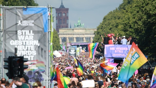 Ponad 100 osób zatrzymała policja w Berlinie podczas Christopher Street Day.