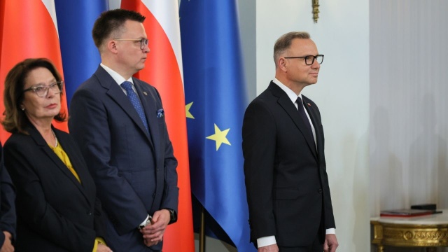 Szefowa KPRP Małgorzata Paprocka poinformowała w niedzielę, że na polecenie prezydenta Andrzeja Dudy rozmawiała w piątek z marszałkiem Sejmu Szymonem Hołownią na temat jego wypowiedzi o nakłanianiu do zamachu stanu.