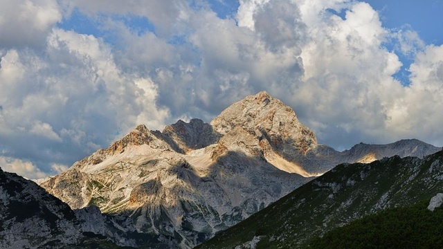 W pobliżu najwyższego szczytu Słowenii, Triglava, znaleziono ciało 34-letniego turysty z Polski, który zaginął w piątek - poinformowała w niedzielę słoweńska agencja STA.