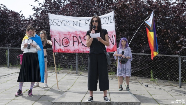 Protestujemy przeciwko podnoszeniu się w Polsce brunatnej fali, fali nienawiści do mniejszości - tłumaczyła Monika Pacyfka Tichy z Fundacji Lambda Polska podczas protestu przeciwko faszyzmowi, nietolerancji, ksenofobii, nacjonalizmowi.