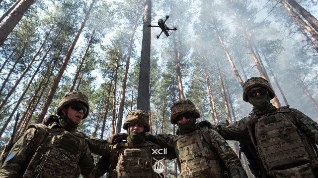 Wojska Ukrainy zestrzeliły lub unieszkodliwiły 309 dronów i dwie rakiety manewrujące, z pomocą których Rosja atakowała ich kraj ostatniej nocy i rankiem głównym celem uderzeń był Starokonstantynów w obwodzie chmielnickim na zachodzie Ukrainy - powiadomiły w poniedziałek Siły Powietrzne ze sztabem w Kijowie.