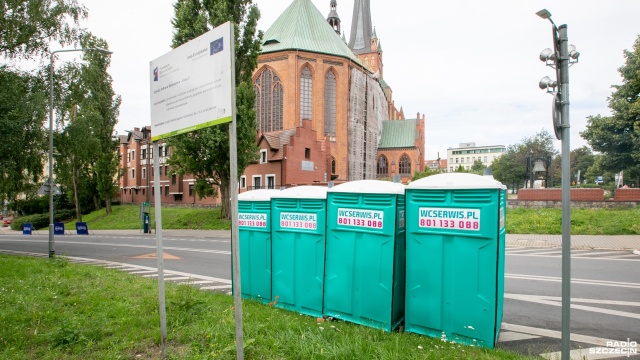 Zbyt mała liczba toalet, problem z ich czystością i długie kolejki - na to narzekali i odwiedzający, i wystawcy szczecińskiego Jarmarku Jakubowego.