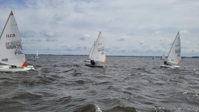 Ponad 200 żeglarzy ściga się na jeziorze Dąbie. To w ramach ostatniego dnia regat o Puchar Polskiego Stowarzyszenia Klasy Laser rozgrywających się w Szczecinie.